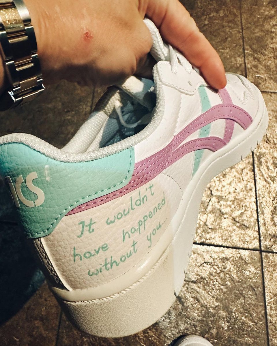 How cool are these?! 😍 @iga_swiatek gifted a member of her team these personally designed shoes 👏 📸: @abramowiczd