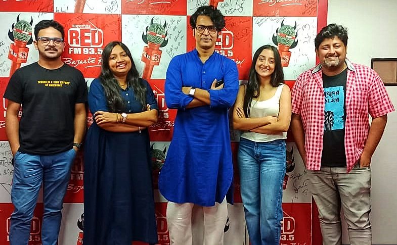 @rj_nilam caught up with team #BallabhpurerRoopkatha!  
@AnirbanSpeaketh debuting as a movie director!  Details coming up soon! #DiwaliRelease
#SubhadeepGuha #SuranganaBandyopadhyay #DebrajBhattacharya #SoumikHaldar @Satyatyam @abhishekdagaa @radiojneil