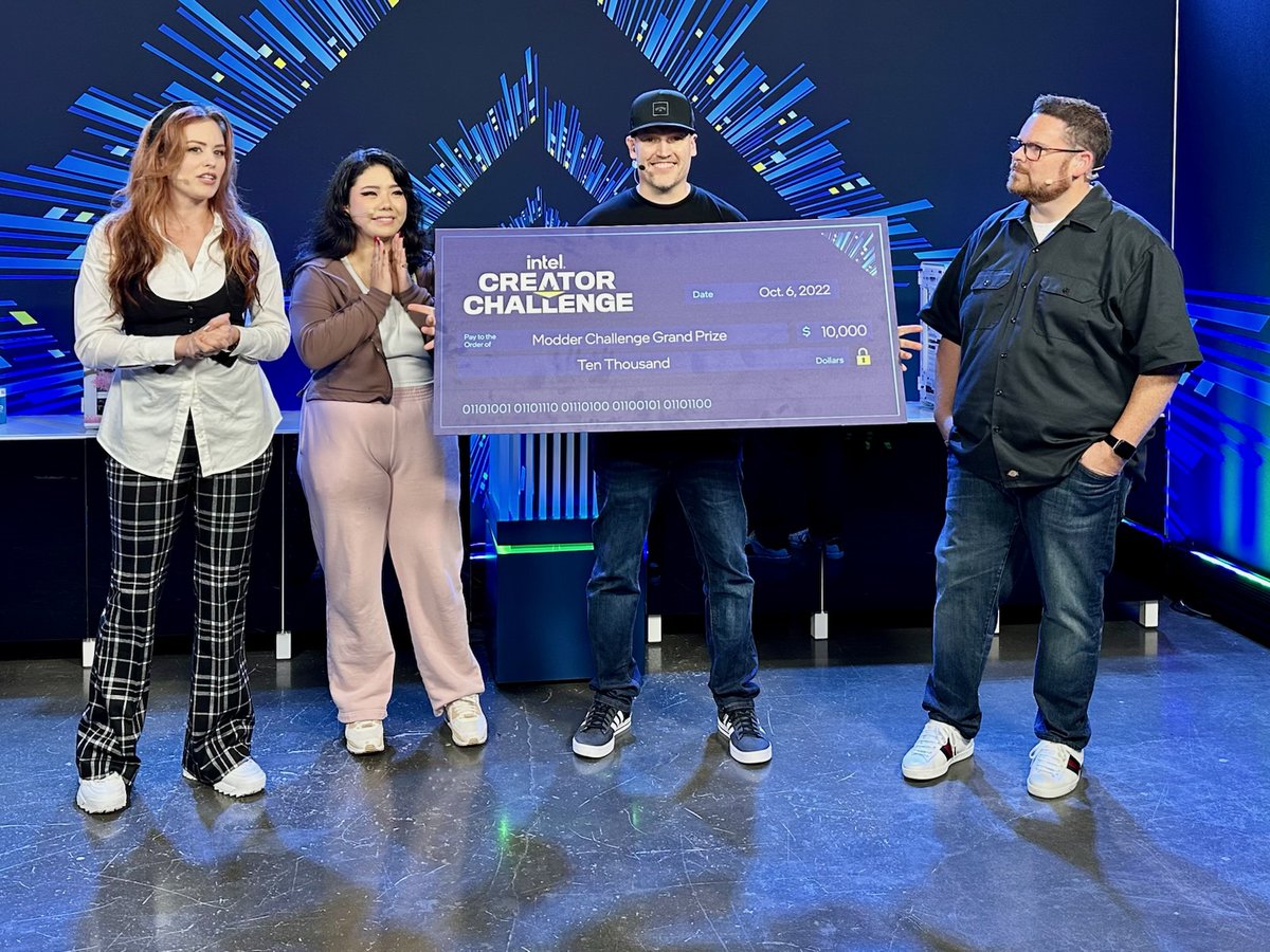 EKbyLMTEK's tweet photo. @Intel Creator Challenge and #Twitchcon22 were fascinating! Congratulations to @BlueHorse_STU for winning! @pcwerkz, @Rhoadspc, @liquidhaus also created incredible works of art. Special thanks to @TSM and @LogitechG for partnering with us for these amazing events! https://t.co/WUUnGPQC1B
