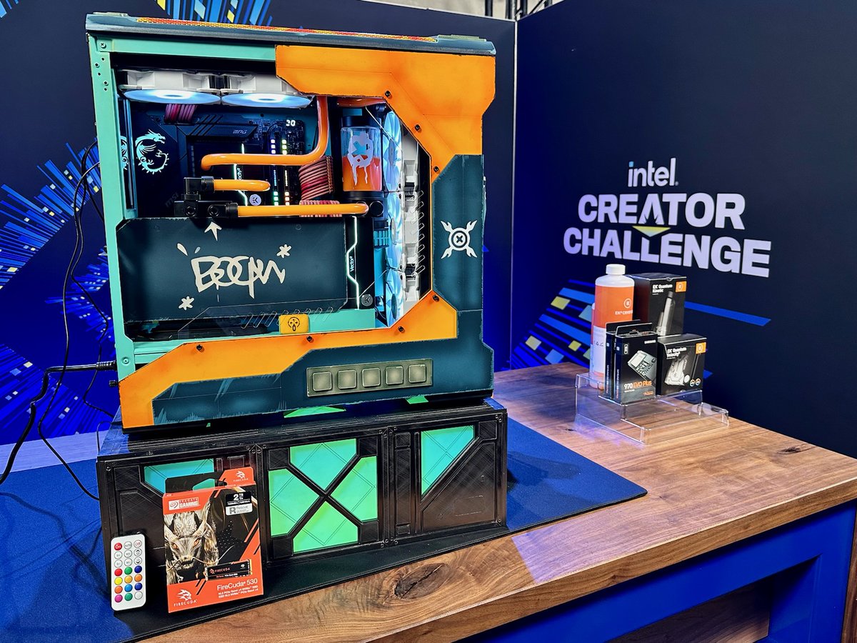 EKbyLMTEK's tweet photo. @Intel Creator Challenge and #Twitchcon22 were fascinating! Congratulations to @BlueHorse_STU for winning! @pcwerkz, @Rhoadspc, @liquidhaus also created incredible works of art. Special thanks to @TSM and @LogitechG for partnering with us for these amazing events! https://t.co/WUUnGPQC1B