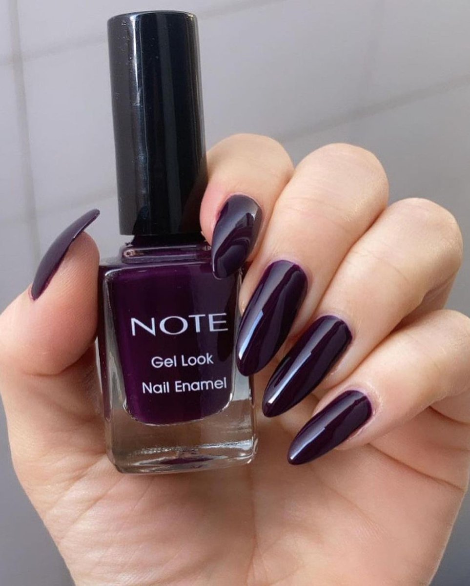 notecosmeticng's tweet photo. This gorgeous #GelLook shade has us ready for fall! 💜 @_ojelerce wears #19 deep plum that will perfectly compliment your cozy sweaters, autumnal scarves, and pumpkin spice lattes. ☕️
#notecosmeticsnigeria #spreadbeauty #mua #makeup #makeuptutorial #cosmetics #beauty #lagos https://t.co/o9YI9VVoLG