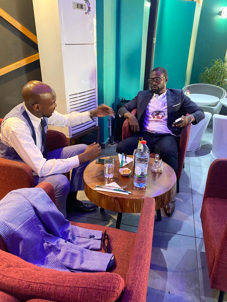 AngeloToueli's tweet image. Mon cadet, mon ami et pote en toute situation. Après une entrevue Importante 👌, on prend une pose déjeuner quelque part à Bastos.

Nous sommes au service du #Cameroun et pour la protection de notre planète 🌏

#WESD
#PCE3 
#pourunmondeprevoyant