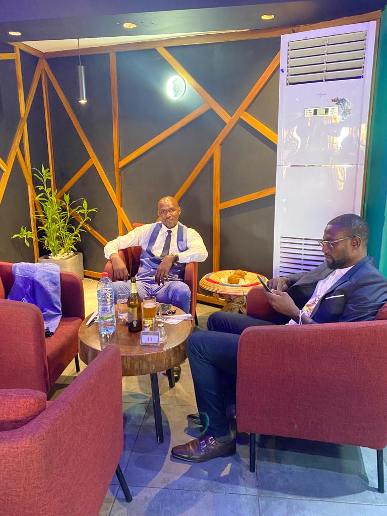 AngeloToueli's tweet image. Mon cadet, mon ami et pote en toute situation. Après une entrevue Importante 👌, on prend une pose déjeuner quelque part à Bastos.

Nous sommes au service du #Cameroun et pour la protection de notre planète 🌏

#WESD
#PCE3 
#pourunmondeprevoyant