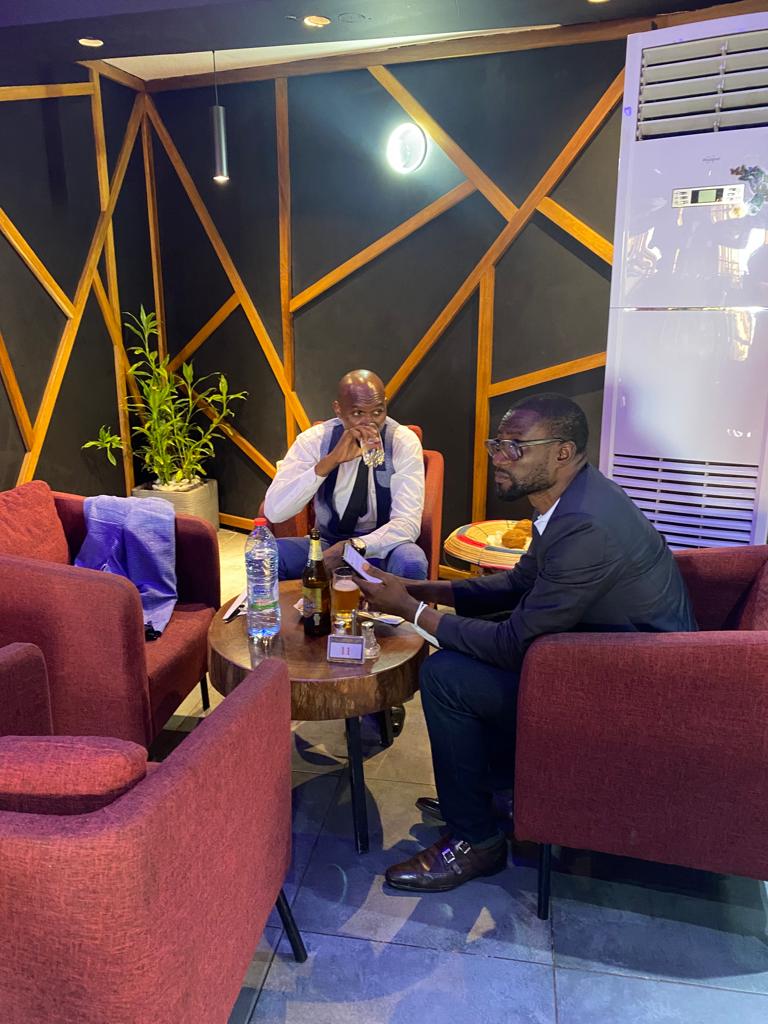 AngeloToueli's tweet image. Mon cadet, mon ami et pote en toute situation. Après une entrevue Importante 👌, on prend une pose déjeuner quelque part à Bastos.

Nous sommes au service du #Cameroun et pour la protection de notre planète 🌏

#WESD
#PCE3 
#pourunmondeprevoyant