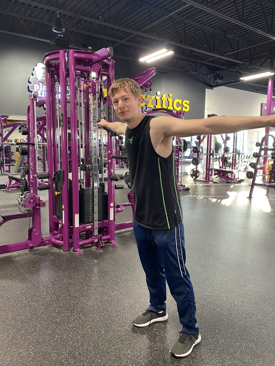 ClipperEdge's tweet photo. @Razer You have officially ruined my gym life with this shirt… why?? https://t.co/HHOnlBWJQk