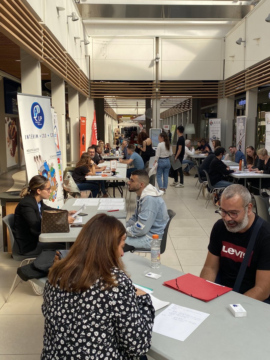 BenoitMontbel's tweet photo. En place sur le #jobdating Interim dans la galerie de carrefour Saint jean de Vedas. 20 agences intérim reçoivent des demandeurs d’emploi dans tous les secteurs. #TousMobilises #poleemploimasdegrille #interim https://t.co/RB5jiAlB69