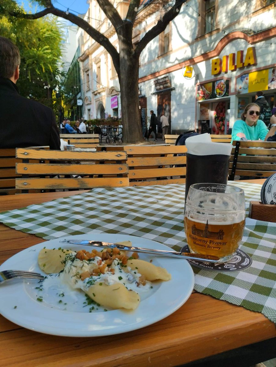 EuroTranslate_'s tweet photo. Good food, good beer and good company - everything indicates that #MCE22 will be a great conference!
#meetcentraleurope #EuroTranslate #bratislava #translation #localization
Shout out to Nina and Rose from @Verbika
@meet_CE https://t.co/vklkFNIZHY