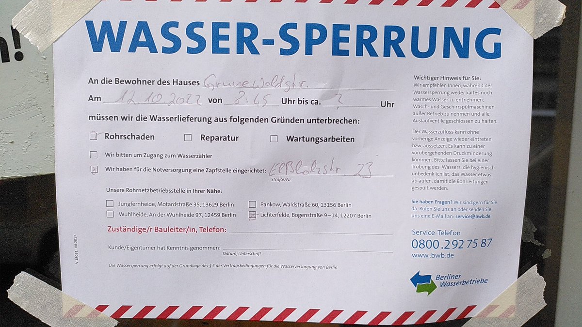 kitchen_impssbl's tweet photo. Schön, dass @wasserbetriebe einen Schaden offenbar umgehend behebt. Aber dann macht doch die Schilder wieder ab, wenn die Wasser-Sperrung aufgehoben ist. https://t.co/scycAQbCKf
