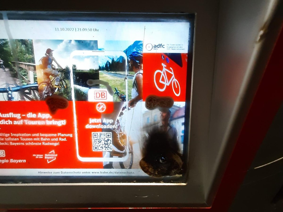 bpol_by's tweet photo. ⚠️Zeugen gesucht⚠️ Am Dienstag (11.10.) ca. 20:10-20:30 Uhr haben Unbekannte am Bahnhof #Bernried gezündelt und einen Fahrausweisautomaten beschädigt. ➡️https://t.co/wy1HEGHx59 Die #Bundespolizei ermittelt wegen Brandstiftung und Sachbeschädigung. Hinweise an: 0831 540798-0 *KE https://t.co/Vrems1ROxb