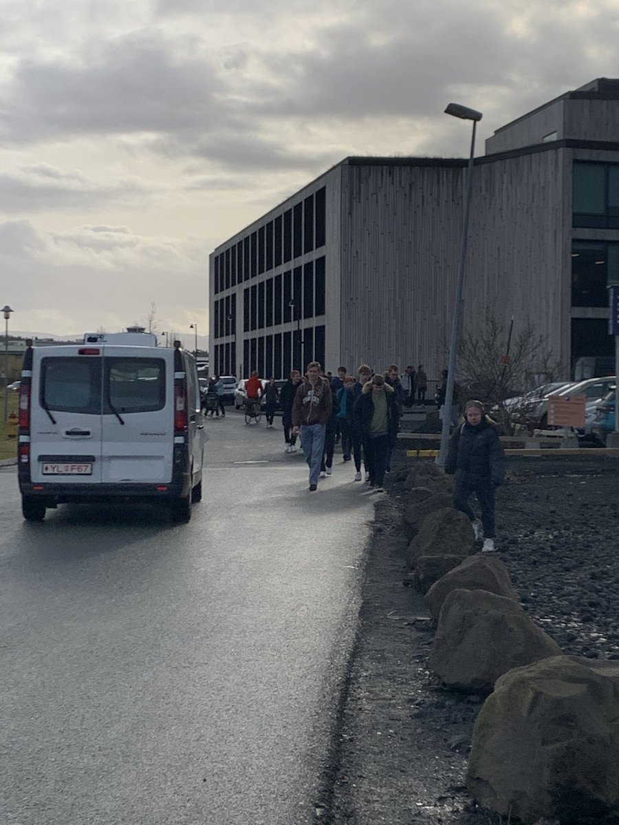 Háskólanemar streyma hér milli bygginga frá Grósku og ekki mun staðan skána í vetur. Eina litla gangstétt til að auka öryggi takk. <a href="/Haskoli_Islands/">Háskóli Íslands</a> @reykjavik