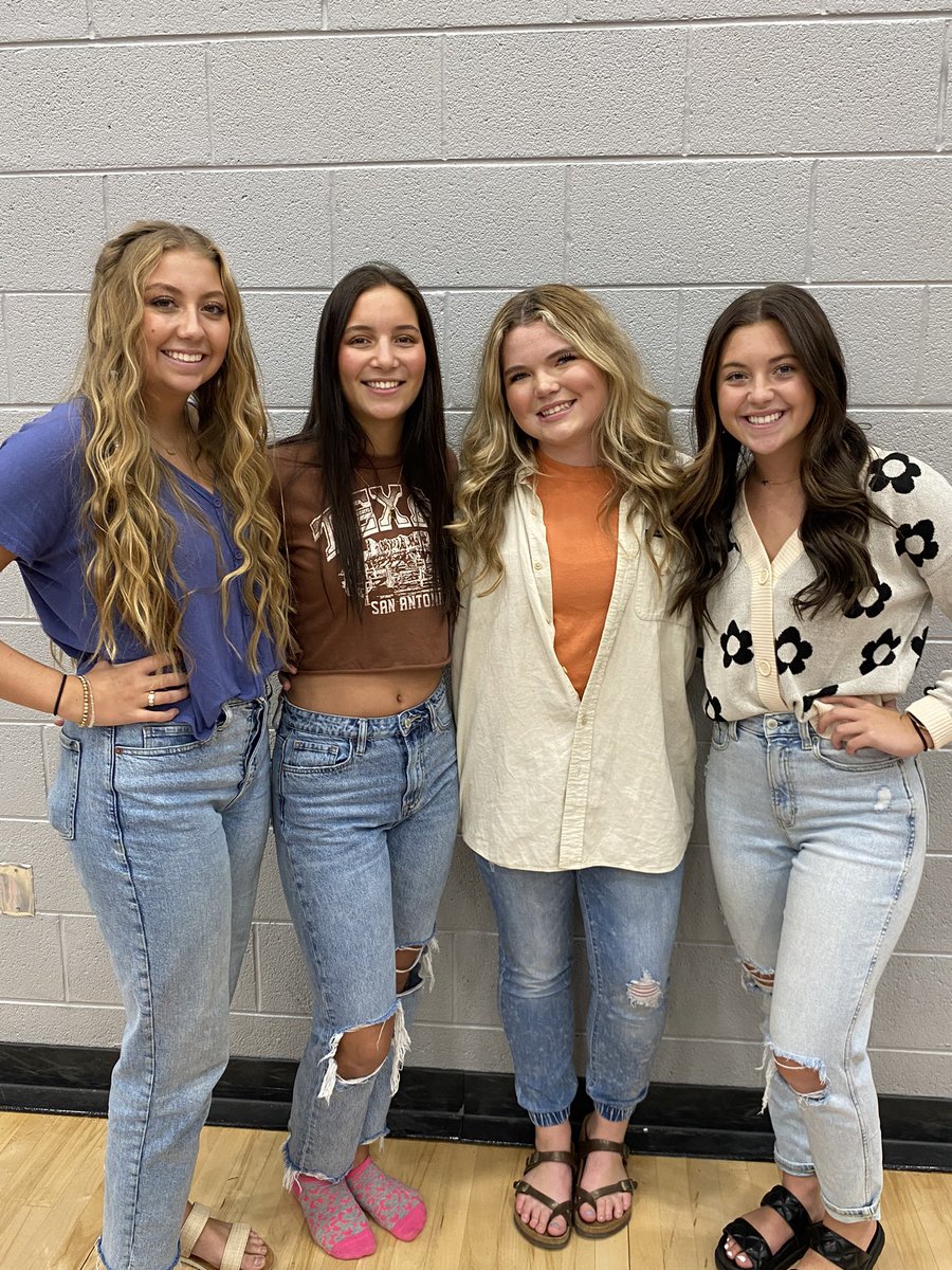 GHSVolleyball2's tweet photo. @GHSVolleyball2 season came to a close last night with a loss to TN High in the regional semifinals. So proud of my girls. They’ve helped bring volleyball back to life in GCo. They’re role models for our younger girls on &amp; off the court. Thank you Seniors of 2023! We ♥️ you! https://t.co/GneNNCr7sU