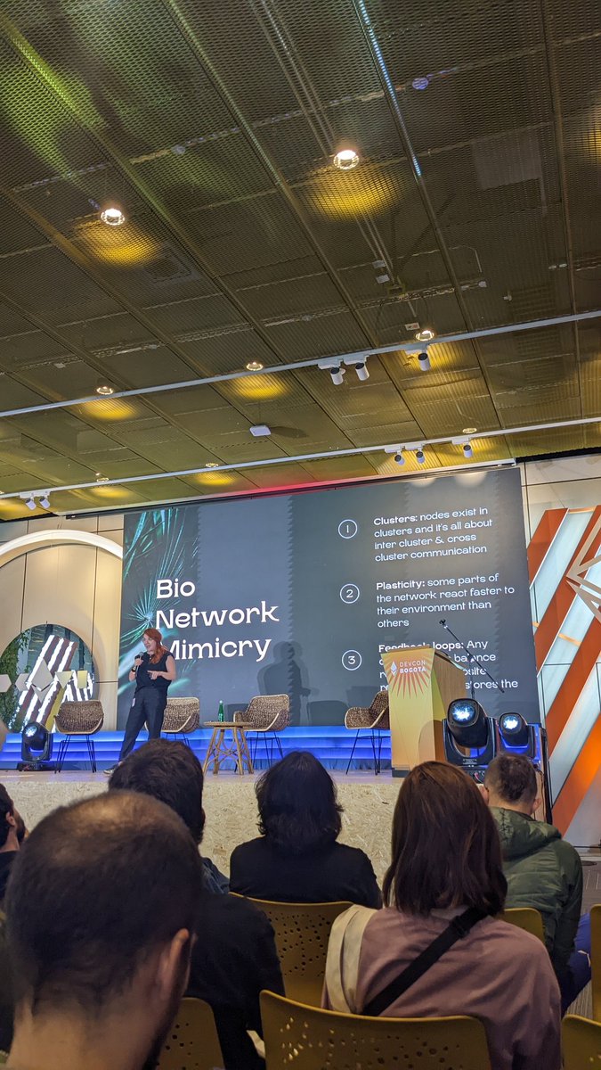 Paolalopezgi's tweet photo. Lo que más me gustó del primer día de la #DevConBogota fue aprender de DAOs para seguir fortaleciendo a @CREACO_, ahora ya no puedo parar de conocer más de este ecosistema 🤩 https://t.co/b8VkYWZkLr
