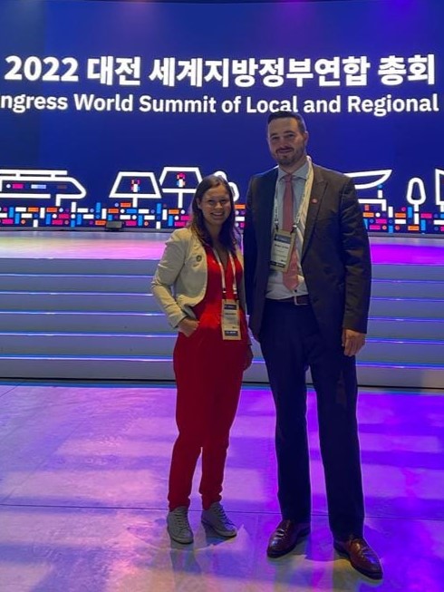 vvsg's tweet photo. 🗣️'Voorbije &amp; huidige crisissen hebben aangetoond dat we globale en lokale oplossingen nodig hebben,' zegt Ban Ki-moon
📍@RutgerDeReu &amp; Hanne Albers zijn op het #UCLGcongres
⚙️Ze brengen Vlaamse cases, nemen deel aan politieke discussies en netwerken met onze zusterverenigingen. https://t.co/dXIKS4qaQQ
