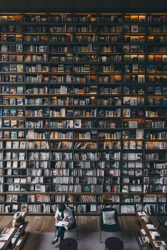 "Disfrutar de una biblioteca es como disfrutar una reunión de buenos amigos”.
Lyman Abbott.