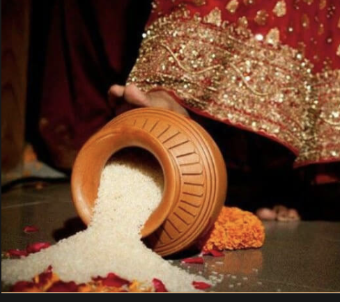ArjunPartho81's tweet photo. The reason the bride stepped 1st in2 the house or kicked a pot full of rice ws becaus she's an embodiment of Ma Lakshmi.
Dear Banks, honor Lakshmi. 
She's your defacto Isht.
#knowyourcustoms #knowyourGoddesses https://t.co/1iqqynWcgZ