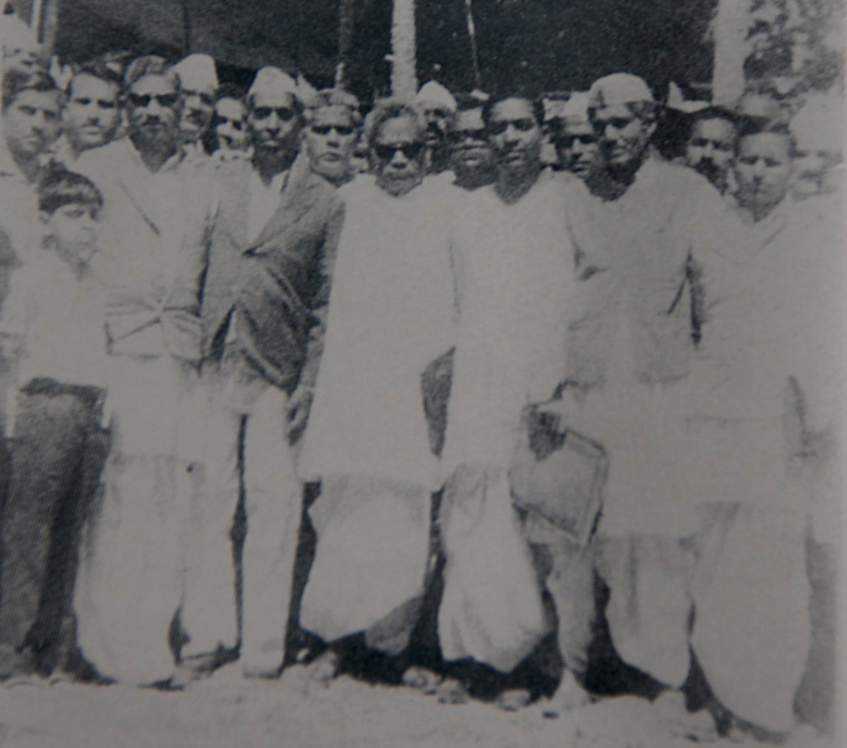 yadavakhilesh's tweet image. आज लोहिया जी की पुण्यतिथि पर उनको श्रद्धांजलि और उनके समाजवादी विचारों को प्रासंगिक बनाकर राजनीति में सार्थक रूप से सक्रिय करनेवाले नेता जी को भी इस संकल्प के साथ नमन कि समाजवाद का ये आंदोलन हम सम्पूर्ण निष्ठा के साथ निरंतर रखेंगे।