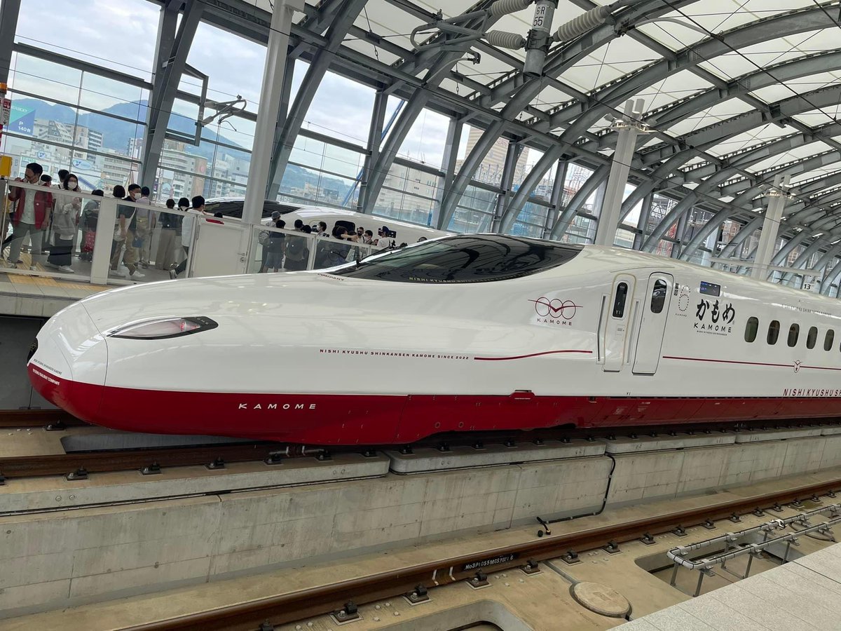 Abook34's tweet photo. 撮り鉄も乗り鉄も集ひし駅を車輌発ちをり鳥渡るごと

#短歌写真部 https://t.co/8aQDa2B1Sz