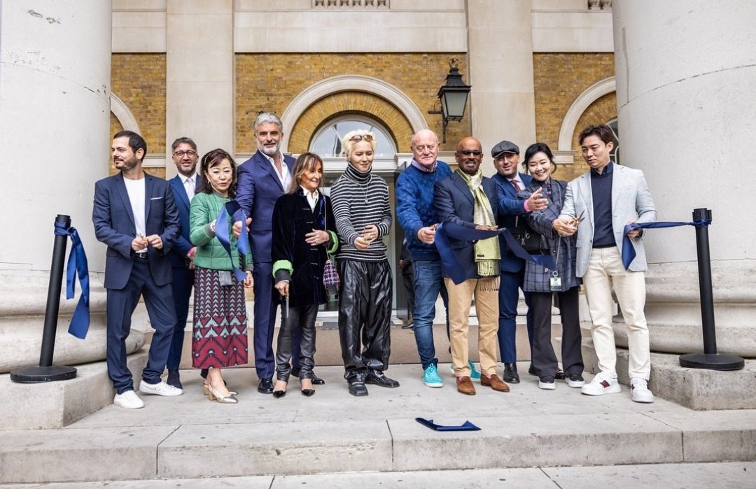 OnlyLookAtMino's tweet image. [‼️] StART Art Global IG update with MINO cutting the opening ribbon at Saatchi Gallery for the StART Art Fair London 2022

▶️ instagram.com/p/CjnL19toioK/…

OHNIM AT SAATCHI GALLERY
#ArtistMINO_StARTArtFairLondon
#MINO #송민호 @official_mino_ #위너 #WINNER @yginnercircle