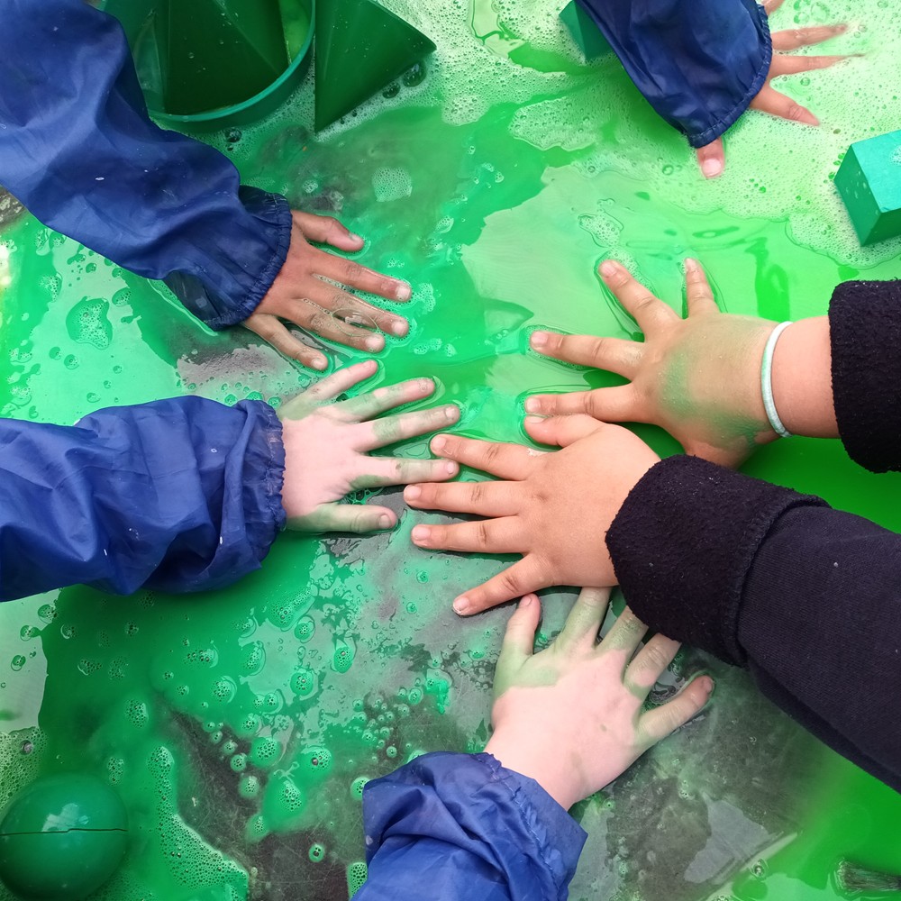 MrK_Art_Teacher's tweet photo. We love
Messy play;
Messy play
Loves us. 

#ArtEducation #ColourField #Cornflour #EarlyYears #Education  #LearningEnvironment #LearningThroughPlay #Malleable #MessyPlay #OutdoorLearning #SharedPlay #SharingIsCaring #SummerswoodSchool #Tactile #Touch #TuffTray @SummerswoodPS https://t.co/Amd6jnf3lX