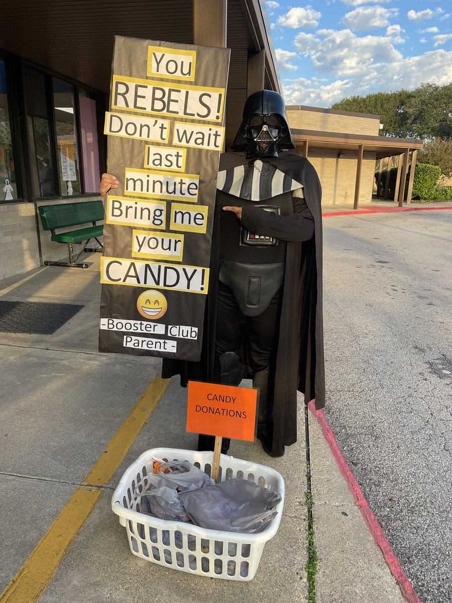 Out booster Club President, Anna Vela, greeting car riders and accepting candy donations for our trunk or treat/Open house event. We ❤️ our parents at Walt Disney Elementary in Alvin ISD! <a href="/WaltDisneyElem/">Walt Disney Elem</a> <a href="/AlvinISD/">Alvin ISD</a>