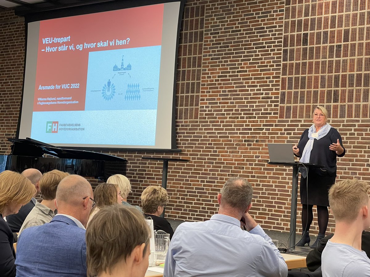 Med dystre udsigter for beskæftigelsen og store udfordringer med mangel på faglærte herunder SOSU’erne har #veu og @DanskeHFogVUC en vigtig rolle i uddsystemet, siger <a href="/NannaHojlund/">Nanna Højlund</a> på #VUC22. <a href="/sosu_skolerne/">Danske SOSU-skoler</a> melder klar til fortsat samarbejde #uddpol #dkpol