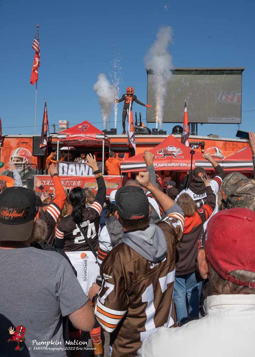 PumpkinNation's tweet image. Pictures from the weekend that was! “Still undefeated tailgate champs!” We play it back again THIS Sunday! #W6tailgate #W6BeachBall #LipSyncChallenge #Browns #LACvsCLE #week5