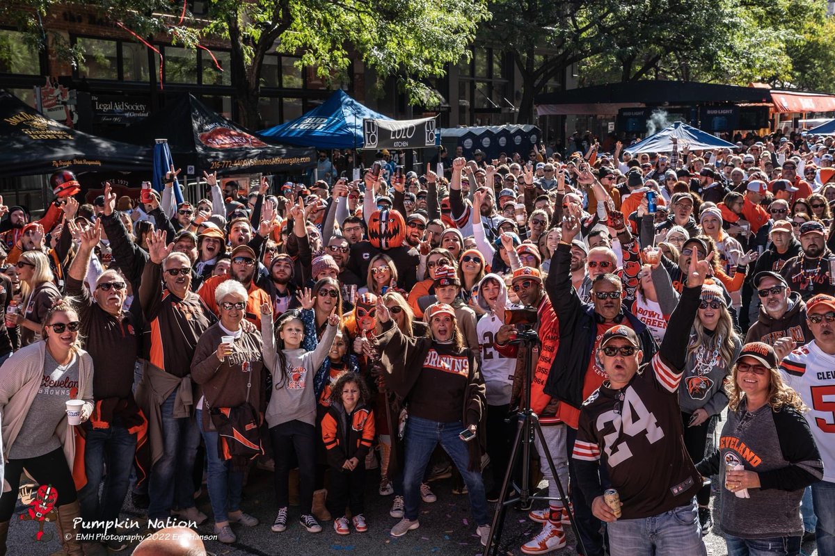 PumpkinNation's tweet image. Pictures from the weekend that was! “Still undefeated tailgate champs!” We play it back again THIS Sunday! #W6tailgate #W6BeachBall #LipSyncChallenge #Browns #LACvsCLE #week5