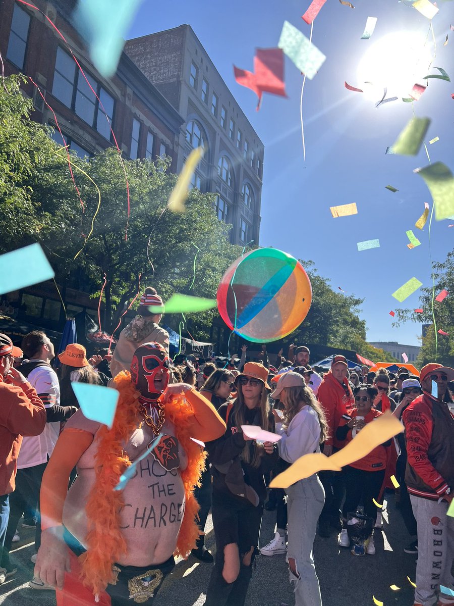 PumpkinNation's tweet image. Pictures from the weekend that was! “Still undefeated tailgate champs!” We play it back again THIS Sunday! #W6tailgate #W6BeachBall #LipSyncChallenge #Browns #LACvsCLE #week5