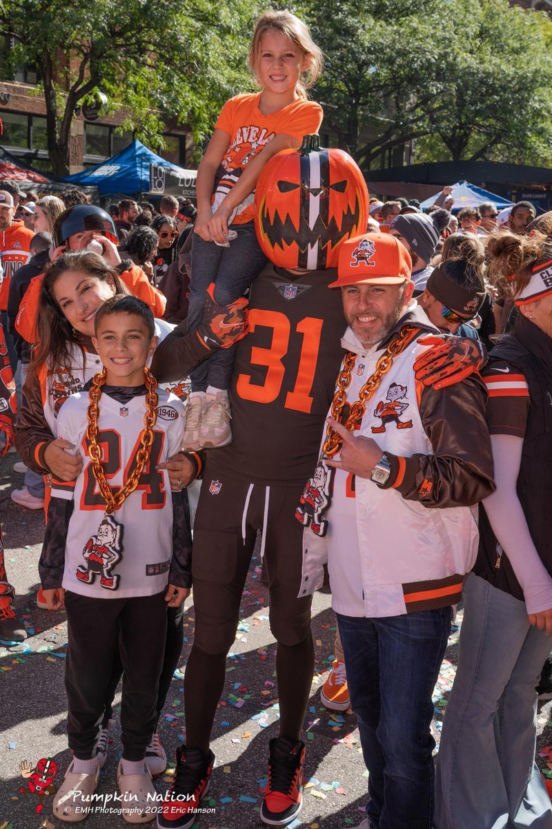 PumpkinNation's tweet image. Pictures from the weekend that was! “Still undefeated tailgate champs!” We play it back again THIS Sunday! #W6tailgate #W6BeachBall #LipSyncChallenge #Browns #LACvsCLE #week5