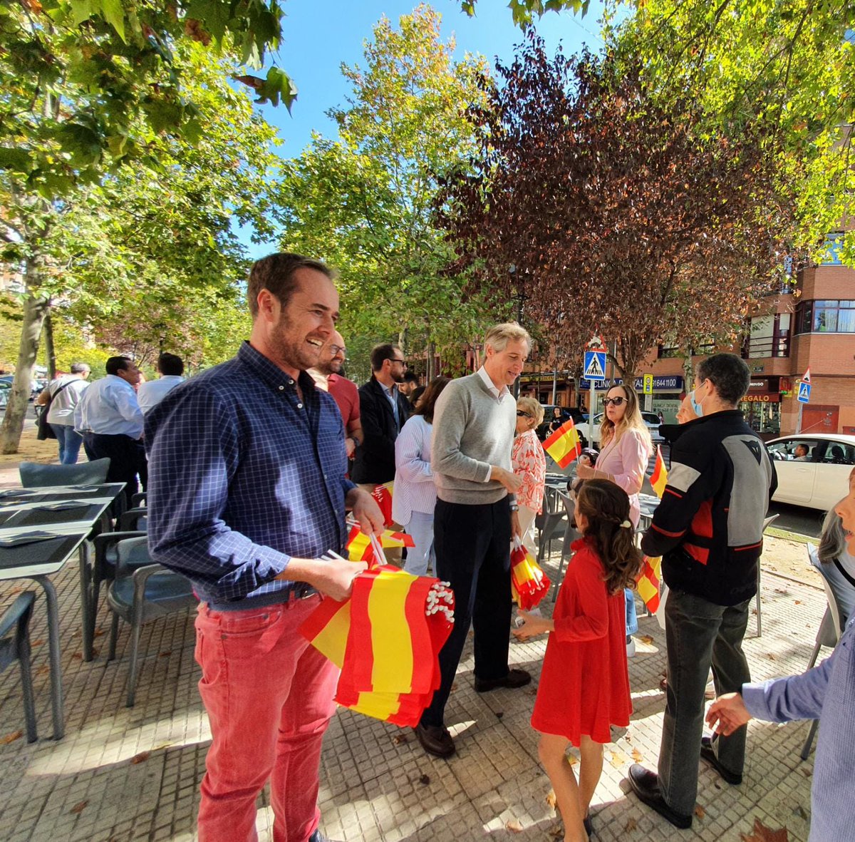 🔵Estupenda mañana en la Avda de la Retamas entregando banderas de #España con <a href="/Aglezterol/">Antonio González Terol</a> y <a href="/davidperez/">𝔻𝕒𝕧𝕚𝕕 ℙ𝕖𝕣𝕖𝕫 𝔾𝕒𝕣𝕔𝕚𝕒</a> en el #DiadelaHispanidad reivindicando nuestra bandera 🇪🇸 y nuestros valores. 

Se respira ilusión y ganas de cambio en #Alcorcón. 

#Hispanidad2022
