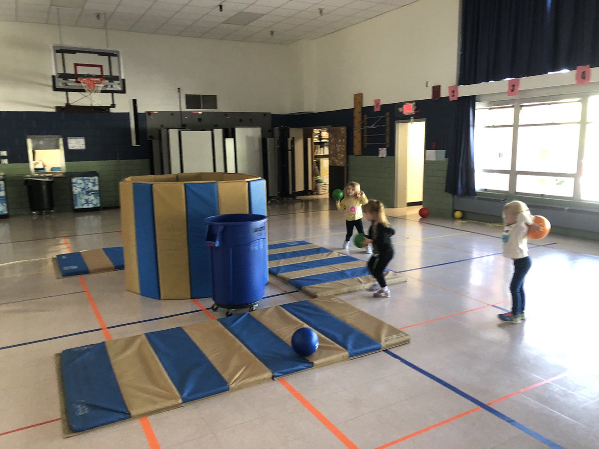 Culminating our underhand toss unit w a fun game: “Oscar’s trash can.” S’s  use underhand tosses to  get the balls into the trashcan.
Funniest thing seeing tiny hands work hard to toss the balls back out. 😊 #wcpsmd #Millermotivation
