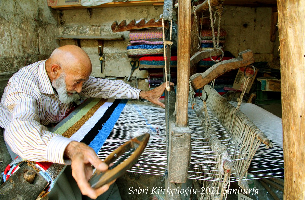 Şanlıurfa son çaput çul dokuma ustasını kaybetti...
Harrankapı'daki küçücük dükkanında uzun yıllar dokumacılık mesleğini sürdüren Mustafa Kırmızıdeve Ustamız 90 yaşında Hakkın Rahmetine kavuştu.
Allah Rahmet eylesin.
Eyyübiye Belediyesi bu dükkanı ve sanatı yaşatmalı...