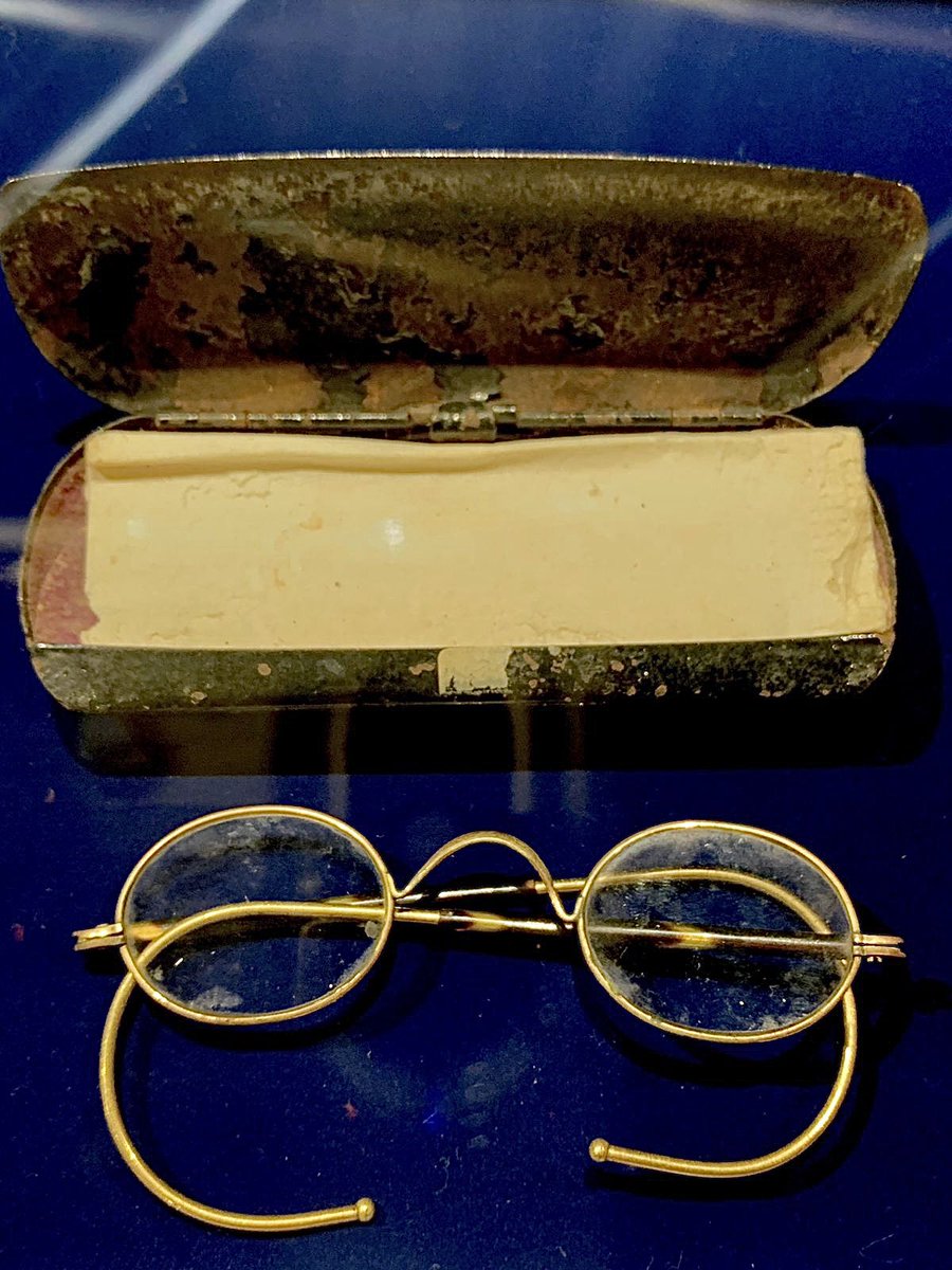 އައިނުކޮޅު އަދި ޖީބު ގަޑިކޮޅު

މިއީ އައްސުލްޠާން މުޙައްމަދު ޝަމްސުއްދީން |||(1903-1934މ) ތުރުކުރެއްވި އައިނުކޮޅަކާއި ޖީބު ގަޑިކޮޅެކެވެ.