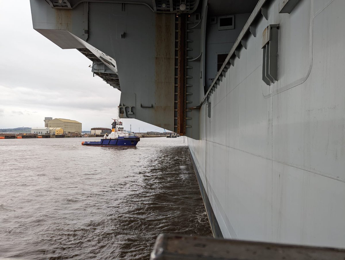 ForthPilots's tweet image. Pilot’s view when you’re berthing the UK’s most sophisticated warship. Awesome pilotage on show by the highly skilled @ForthPilots ,tugs and everyone involved in getting  @HMSPWLS into Babcocks Rosyth on the Firth of Forth