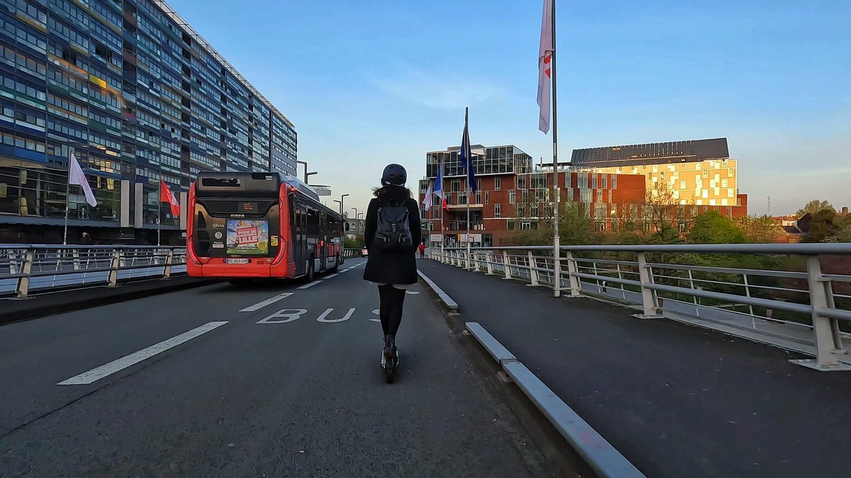 MarieGagnoud's tweet photo. Comment rejoindre facilement les #TransportsEnCommun ? Dylan Moinse @dy_moinse (#LVMT) présente ses parcours commentés originaux aux collégiens pour la @FeteScience #FDS2022
#1classe1scientique1heure @UGustaveEiffel
Plus de ressources sur #reflexscience https://t.co/18fovrijtJ https://t.co/opJydYdPUb
