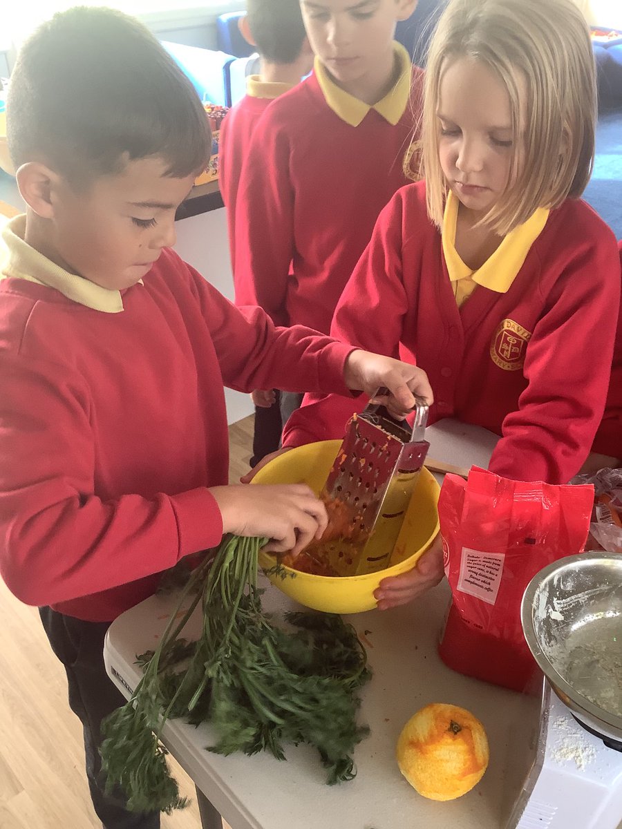 stdavidsrc2017's tweet photo. #sdpsy4 has been cooking up a carrot-y treat with our harvested carrot! ‘GRoot’ has helped us to make some beautiful carrot cake cupcakes! #enterprisingcreativeontributors #authenticlearningexperience #pupilvoice #numeracy #literacy Dw i’n dwlu ar cacen 😋 https://t.co/iVQRY7097K