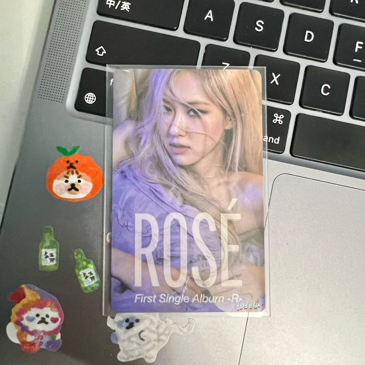 Joyii4x's tweet photo. @yukkuricart hello ROSÉ has been on my hand recently ^__^ thank you very much for protecting her well and wish you all the best💜💜 https://t.co/v0JdY5l9dw