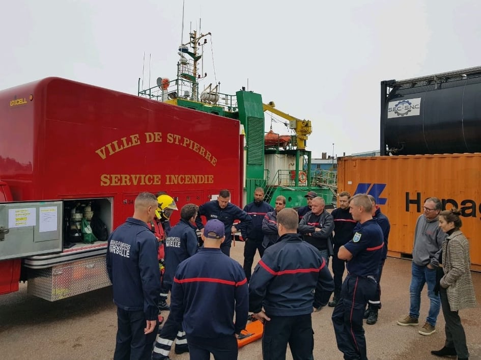 🇵🇲 Les #marinspompiers ont formé leurs frères d'armes de Saint-Pierre et Miquelon aux interventions sur les navires. Un engagement sans faille aux côtés des territoires ultramarins pour aider les acteurs de la Sécurité Civile à faire face aux enjeux de nos territoires insulaires.