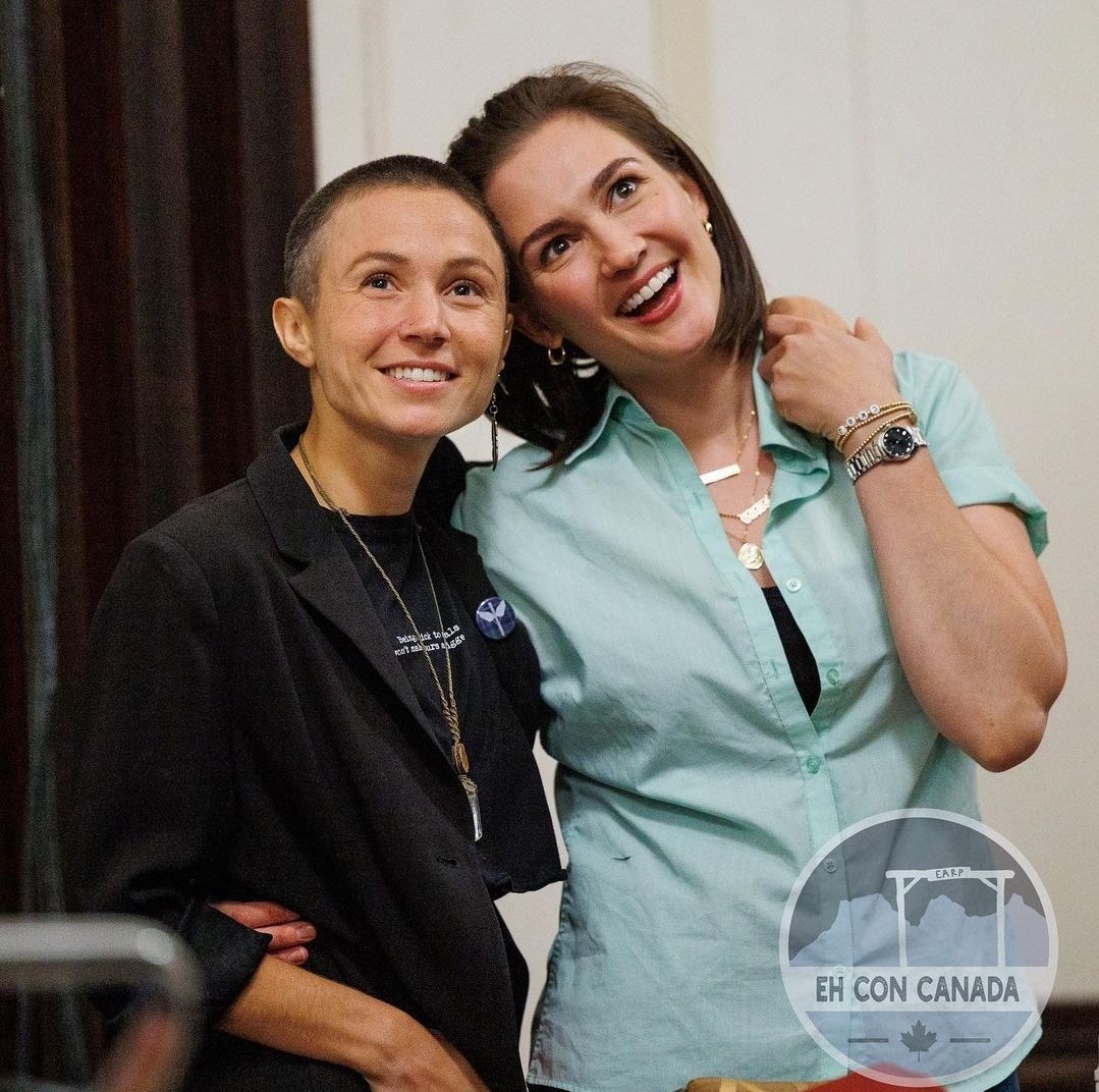 pingubest's tweet photo. Happy #Wayhaughtwednesday😇🔥
My heart is full when I was watching the #ehcon panel. Dom and Kat are amazingly wonderful. I miss them very much 🥰🥰
I also believe Wayhaught are in somewhere in their universe happily together ❤️
📸: @dutchstarbuck
#WynonnaEarp #BringWynonnaHome https://t.co/KXePLsg47a