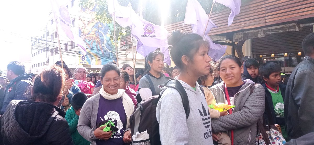madeinparaguay's tweet photo. La marcha de los Pueblos Indígenas convocada por la #ANIVID se encuentra ya por el microcentro, Indígenas de diferente comunidades denuncian la situación de desigualdad que viven y la falta de garantía de derechos por parte del Estado.

#MadeInPy https://t.co/88Tlsz5zSN