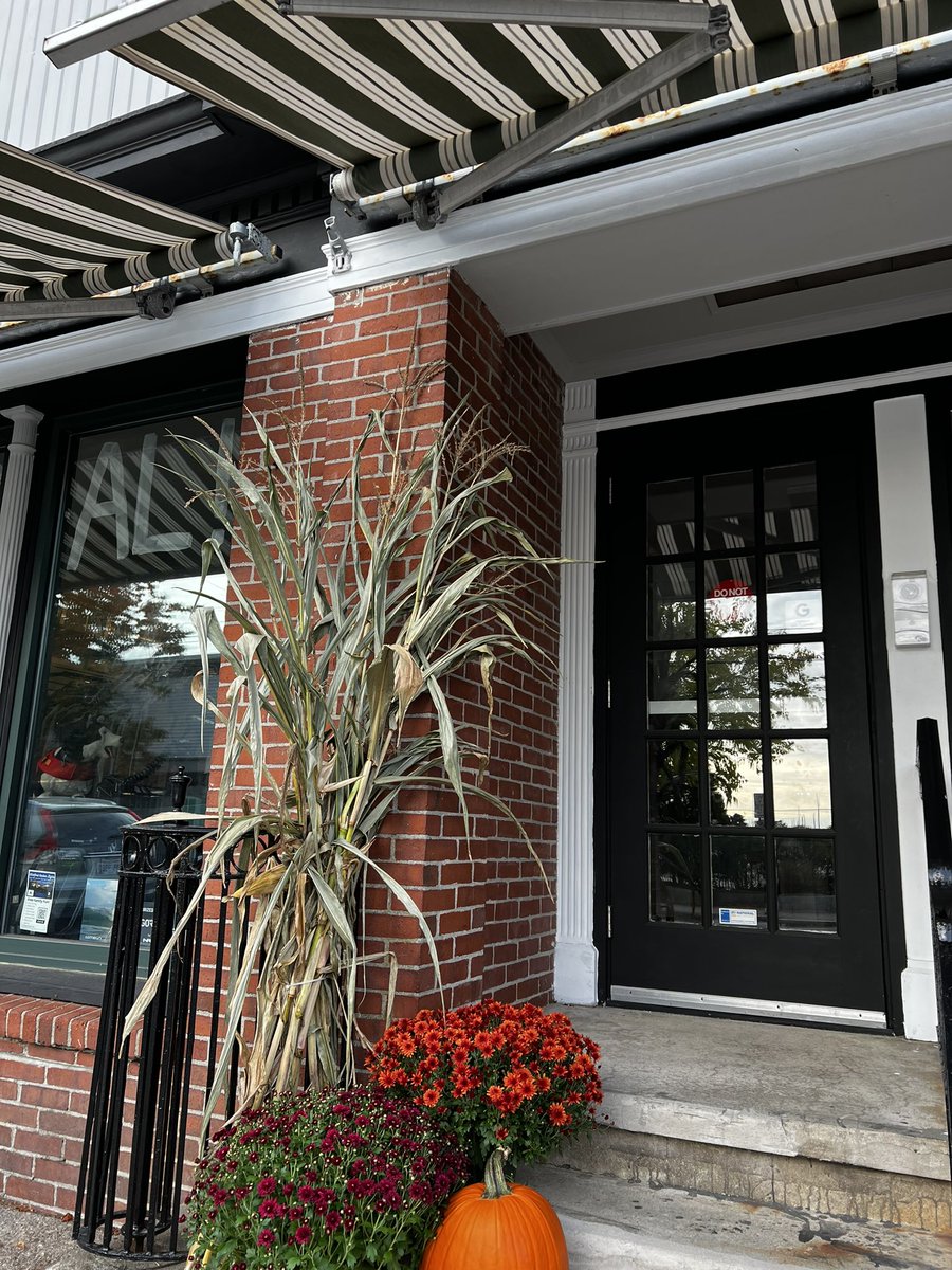 madeline_mitch's tweet photo. fall has definitely hit #RhodeIsland https://t.co/RdtZLCOzK9