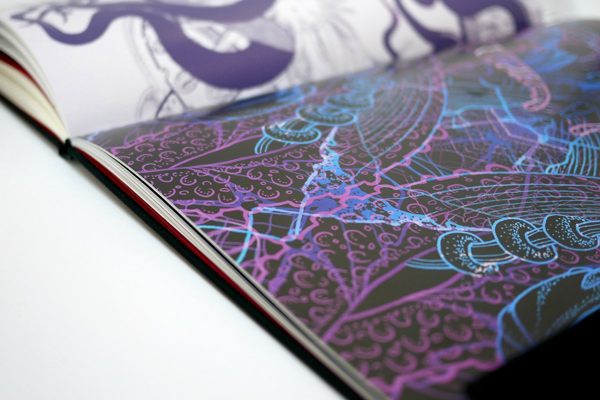 zoetica's tweet image. I'm thrilled to announce my art book, 𝘾𝙝𝙞𝙢𝙚𝙧𝙞𝙘 𝙃𝙚𝙧𝙗𝙖𝙧𝙞𝙪𝙢. zoeticaebb.com/shop This sumptuous tome contains the complete #AlienBotany art archive &amp;amp; a record of the new forms these plants have taken since this infectious collection was discovered on Earth🩸👽🌺