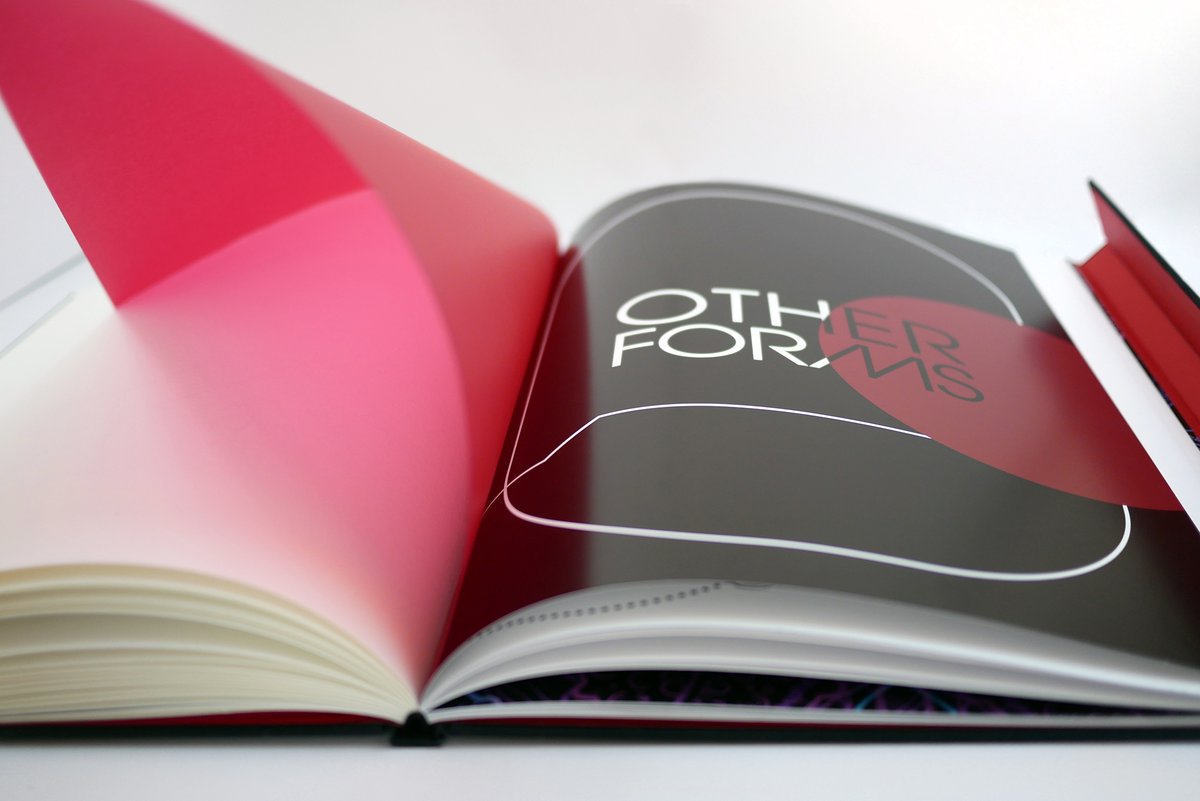 zoetica's tweet image. I'm thrilled to announce my art book, 𝘾𝙝𝙞𝙢𝙚𝙧𝙞𝙘 𝙃𝙚𝙧𝙗𝙖𝙧𝙞𝙪𝙢. zoeticaebb.com/shop This sumptuous tome contains the complete #AlienBotany art archive &amp;amp; a record of the new forms these plants have taken since this infectious collection was discovered on Earth🩸👽🌺