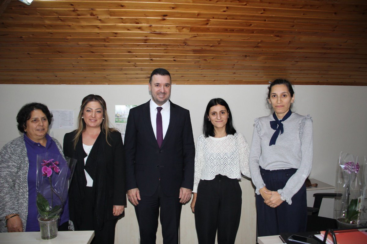 Kadın her yerde🌸 
İl Başkanımız Muğlim Bağatar ve teşkilat mensuplarımızla birlikte kadın kamu kurumu çalışanlarını ziyaret etmeye devam ediyoruz.
📍İl Milli Eğitim Müdürlüğü
