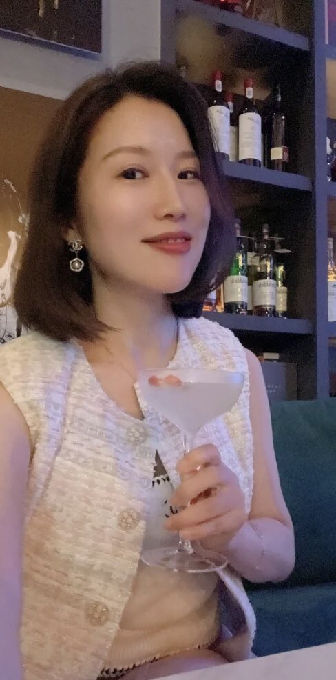 O1ConsO's tweet photo. 独居少妇~在推上释放自己的另一面，喜欢的欢迎私信，平时看到消息一定回虽然不是秒回~~ https://t.co/qv9eGLYkix