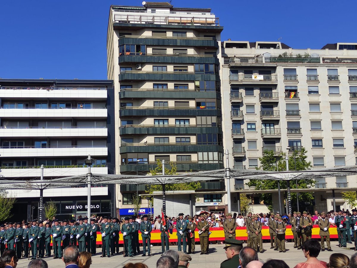 RequejoPaco's tweet photo. Hoy hemos acompañado a la @guardiacivil de #Zamora en los actos celebrados  con motivo del Día del Pilar en la  plaza de la Marina con una parada militar. 
🇪🇸!!Que maravilla ver la plaza abarrotada  de gente para ver el desfile!! 🇪🇸 https://t.co/HL6DuHqgXG