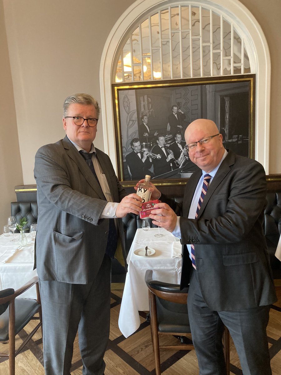 Excellent meeting my great 🇳🇴 colleague <a href="/ArcticSAONorway/">Morten Høglund</a> in Reykjavik. He got Finnish gin and I got Norwegian cheese. We are both very happy.