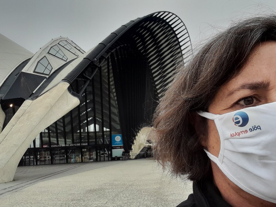 TISSERANDMASSAR's tweet photo. [#Saison] 🔴 En direct, départ pour #LaRochelle pour assister au #forum de la saisonnalité pour présenter nos offres d’emploi en #HauteSavoie #Leman.
Un signe du destin : garée au parking de l’aéroport de # Lyon allée #Avoriaz 😉 https://t.co/OyrjnIp6bm