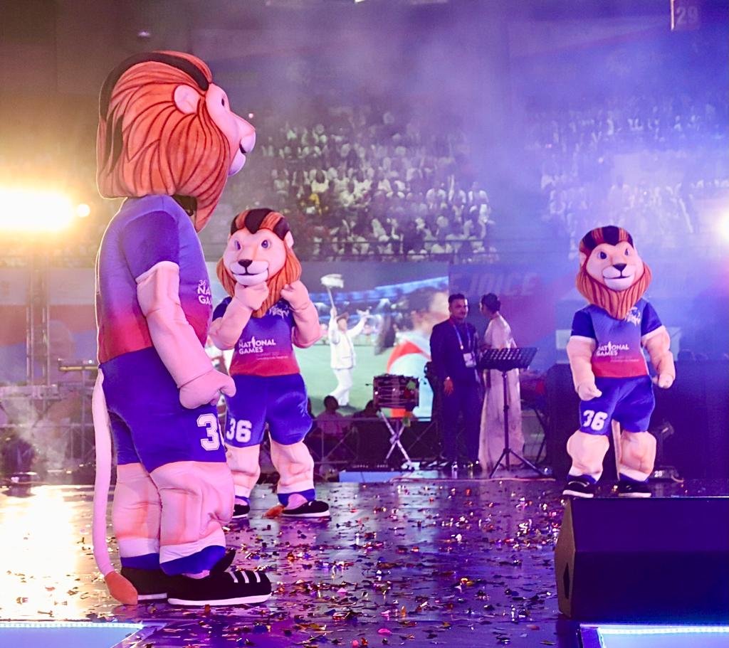 PIBAhmedabad's tweet photo. Snapshots 📸 of SAVAJ from the #ClosingCeremony at Pandit Deendayal Upadhyay Indoor Stadium, Surat.

#ThankYouGujarat #NationalGames #ClosingCeremony #UnityThroughSports #JudegaIndiaJitegaIndia #NationalGames2022 #NationalGamesGujarat #NationalGamesGujarat2022 #Surat #GameWithAim https://t.co/uR0O2HPMeq
