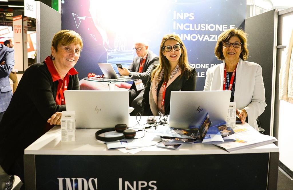 INPS_it's tweet photo. #INPS all'evento @smaunotes 2022. 
🕓 Oggi #12ottobre alle ore 16 Massimiliano D’Angelo, Direttore centrale Tecnologia, informatica e innovazione, presenterà il progetto "Il #ConsulenteDigitale delle #pensioni".
#InpsComunica https://t.co/V3WLKXiKSO